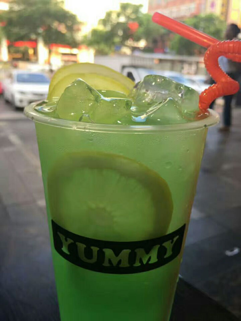 学校附近开奶茶店能赚钱吗,学校附近的奶茶店