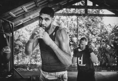 篮球之外NBA球星还擅长啥运动？詹姆斯一只脚踏进NFL！邓肯最全能