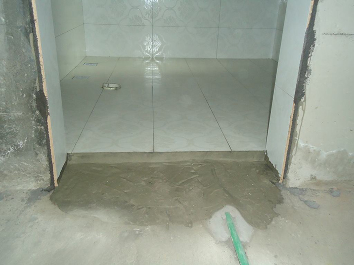 卫生间瓷砖噼啪响,卫生间瓷砖往外渗水