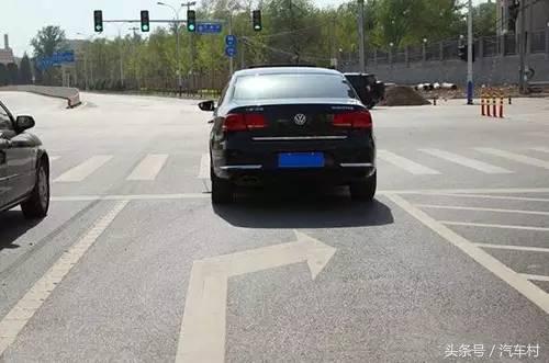 开车走错车道扣几分,行车中走错车道违法吗