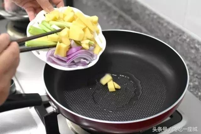 咖喱鸡肉乌冬面做法,咖喱鸡肉乌冬面