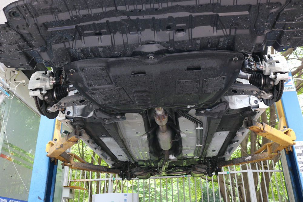 如何选择适合的汽车底盘装甲,底盘装甲和底盘装甲哪个好