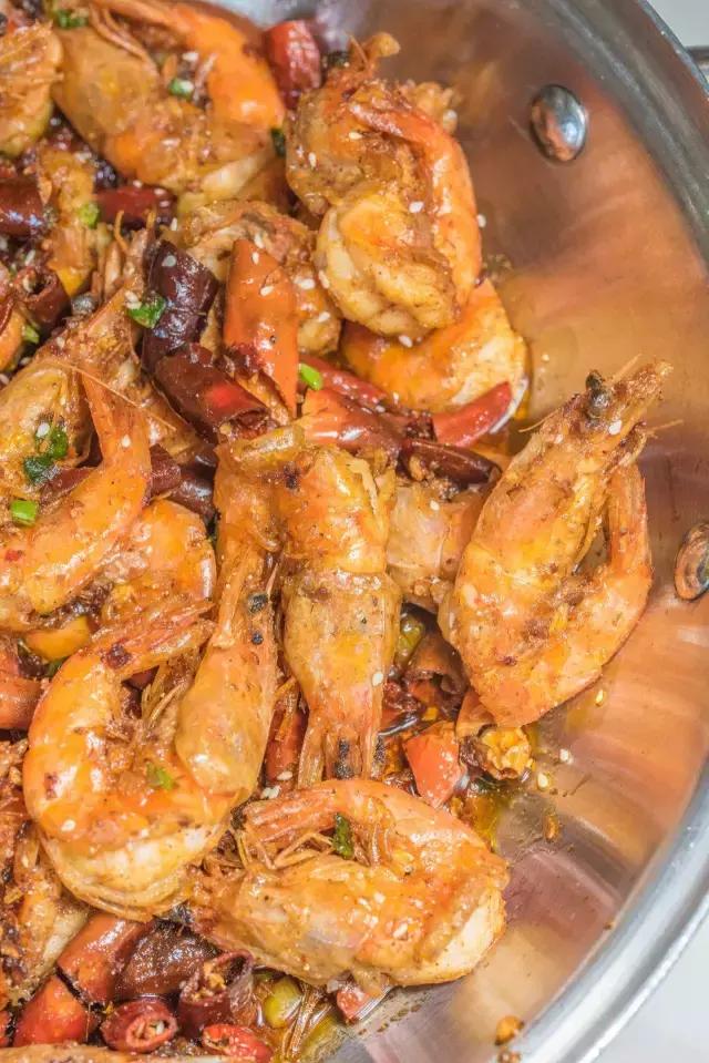 摸着良心讲，昆明关上某饭店，虾肉好吃到甩市区饭店10多条街