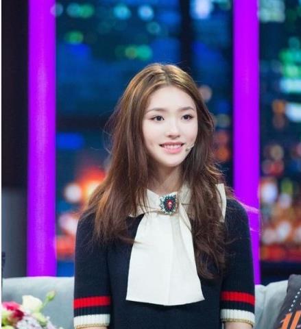 十几岁为贴补家用上节目当模特,脸被当成画盘的林允满脸不情愿~