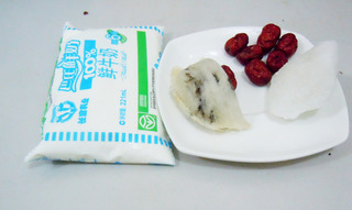 牛奶燕窝木瓜怎么炖,燕窝可以用牛奶炖吗