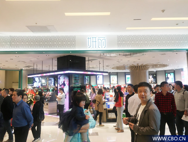 两年开了100家连锁店,两年开出50家直营店