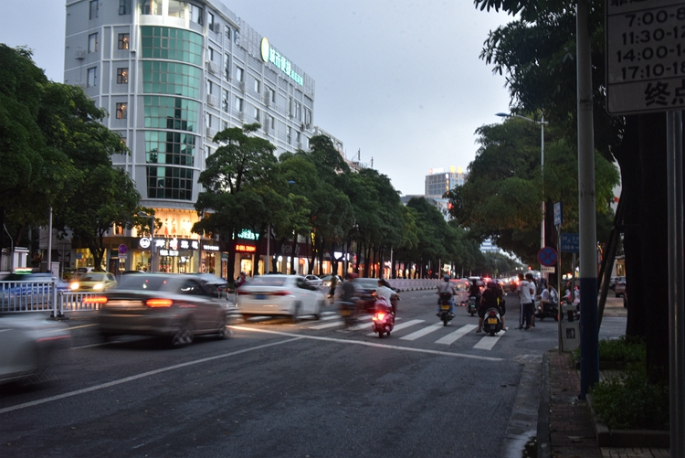 北海不礼让行人不扣分的视频,广西北海礼让行人监测点