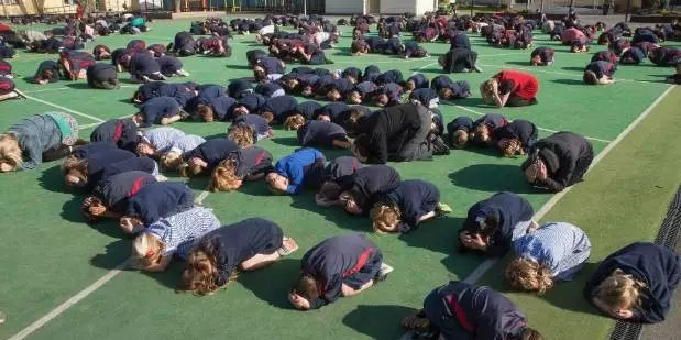 地震时楼房里的人如何逃生,地震来了高层怎么逃生