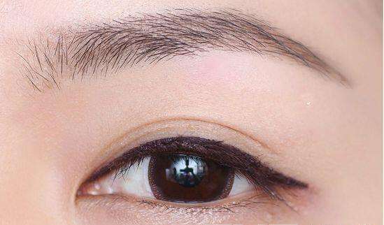 眼睛放大的秘诀离不开它!眼线胶笔或许比眼线笔更适合你