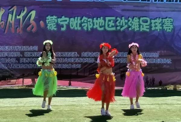 “纳林湖杯”沙滩足球赛激战乌兰布和沙漠