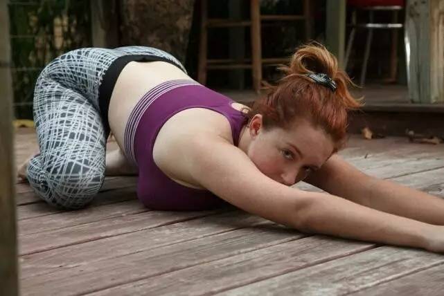 男士绕行,一个趴一个拉,让我们的臀更加浑圆有力