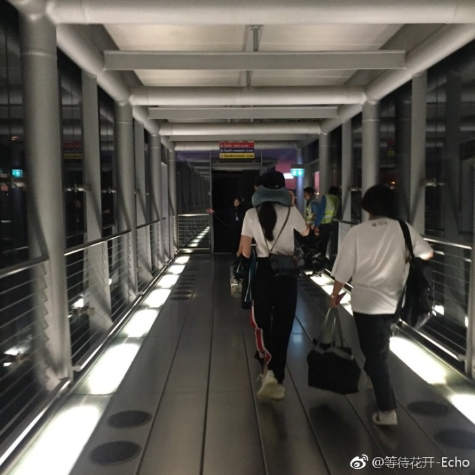 迪丽热巴低调现身温州机场,迪丽热巴现身泰国发布会