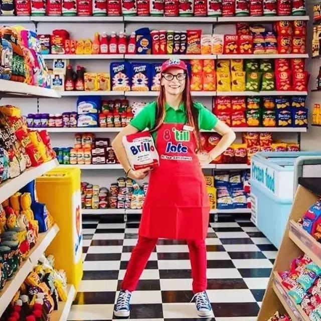 这家店9000件商品全是假货,人们却争相购买