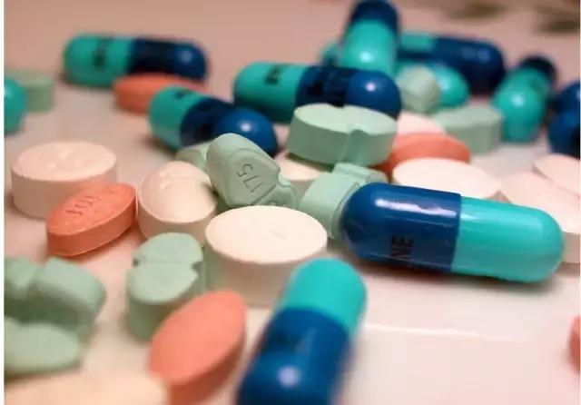 腰椎突出压迫坐骨神经痛怎么治疗,坐骨神经痛单侧屁股痛怎么治疗呢