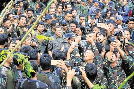 恐怖分子没肃清，难民没回家，杜特尔特就许诺士兵们免费香港游了