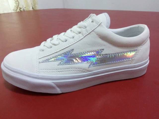 杨幂，金小妹都爱的“假VANS”，为何却有八倍价钱差距？