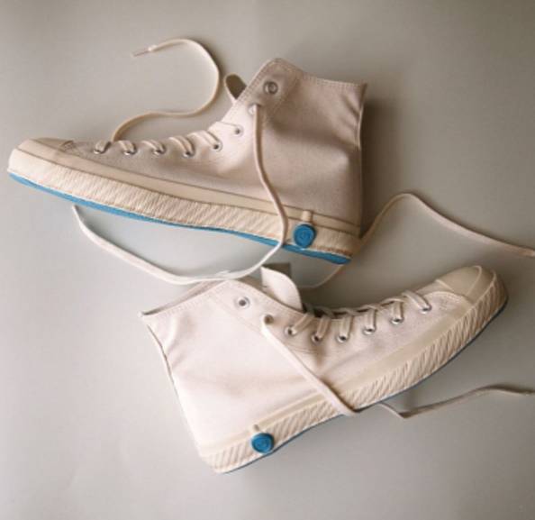 帆布鞋也能穿出女王风范,帆布鞋也能穿出高级感