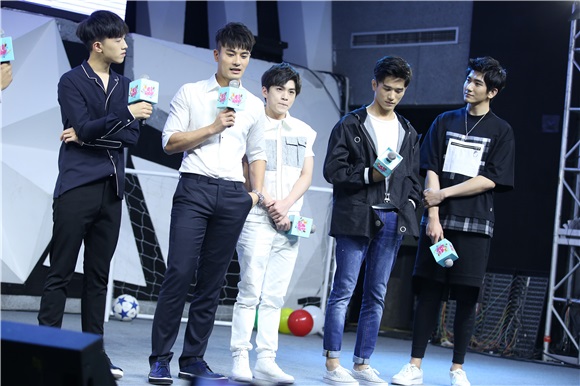 武艺郑恺,郑恺吴昕遇见足球视频