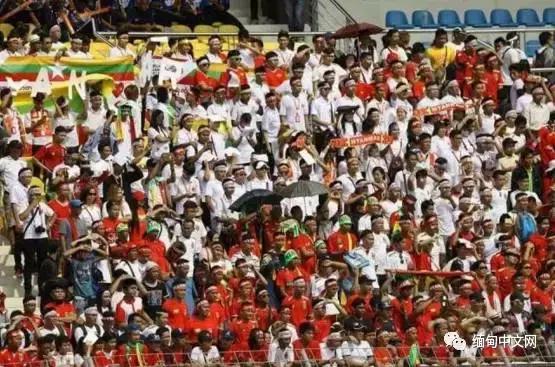 民众冒大雨聚集在仰光观看球赛，缅甸男足旗开得胜！