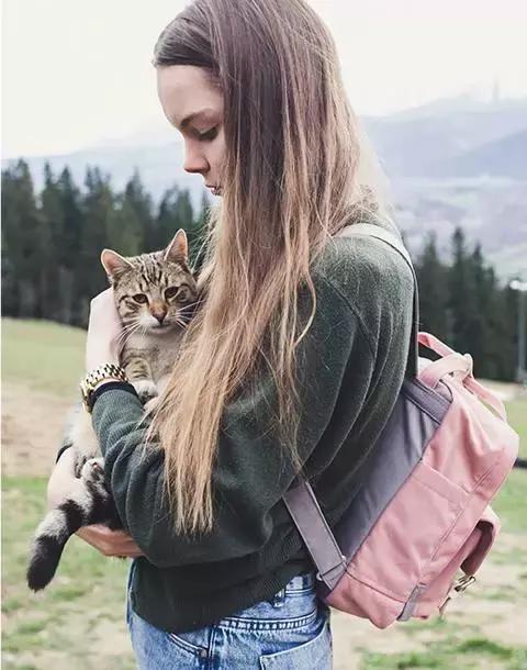 背了这个“甜甜圈”包包，我彻底放弃了北极狐