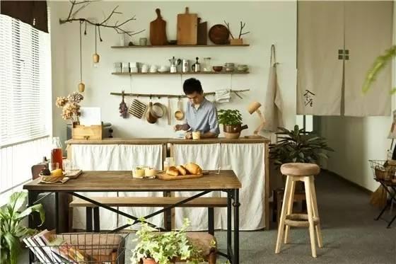 90后帅哥花3000元爆改出租屋后，又买了个破院子