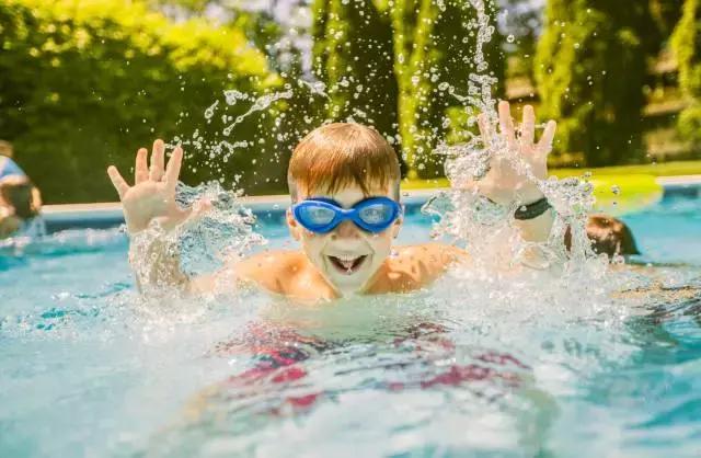 如何提醒孩子玩水安全,孩子玩水安全意识的视频