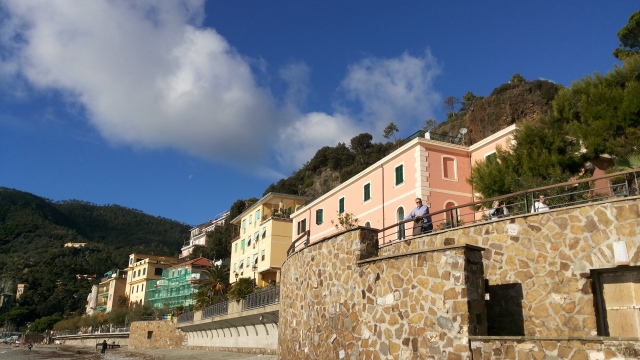 浜氬緱閲屼簹娴峰哺鏃呮父,浜氬痉閲屼簹灏忛晣娴疯竟