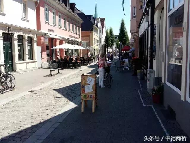 除了不能行纳粹礼，喝酒碰杯也必须注视着对方眼睛？