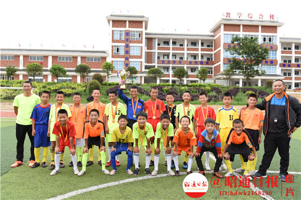 小学足球队挺进全市8强,组队打进全国总决赛