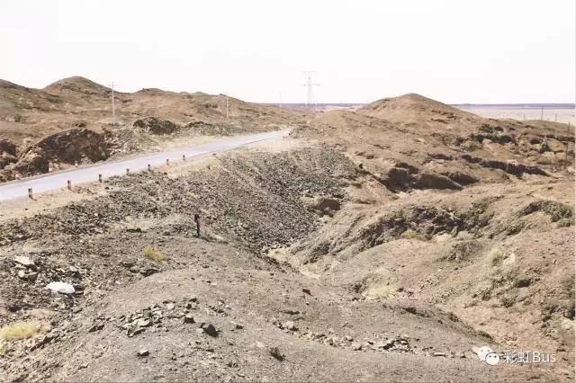 90后情侣骑摩托在额济纳，不小心拉了次最贵的屎