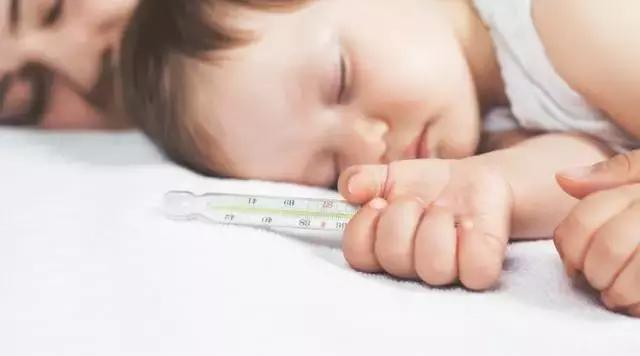 宝宝发烧39.5度抽筋全身都很烫,儿童发烧一天抽筋三次是什么原因