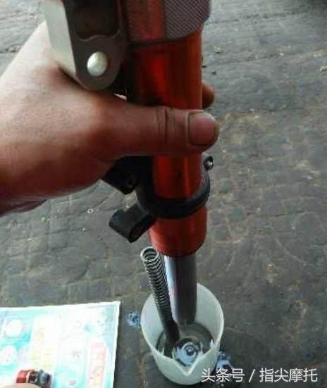 减震器漏油换新油和油封几天好了,摩托前减震器漏油