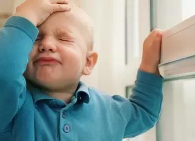 宝宝用小手打大人脸,宝宝用拳头打我