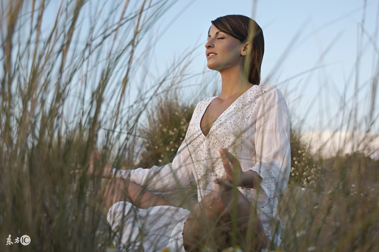 每天散步有利于降低血压,坚持晨起打坐的好处