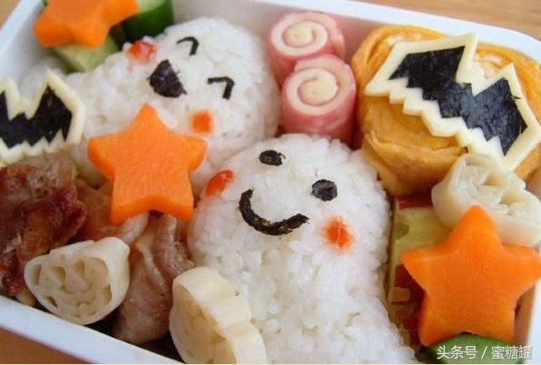 怎么训练一岁的宝宝吃饭,一岁半开始训练自己吃饭