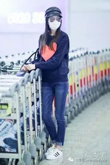 明星尬拍名场面,明星机场撞柱子尬舞