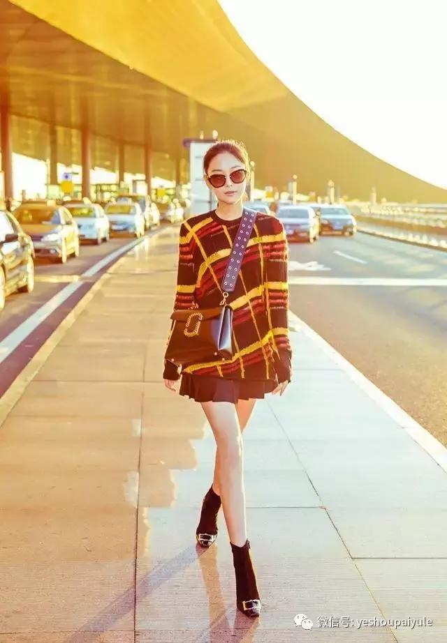 明星尬拍名场面,明星机场撞柱子尬舞