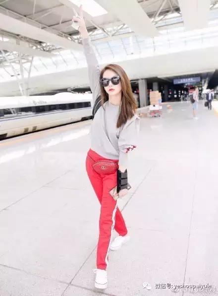 明星尬拍名场面,明星机场撞柱子尬舞