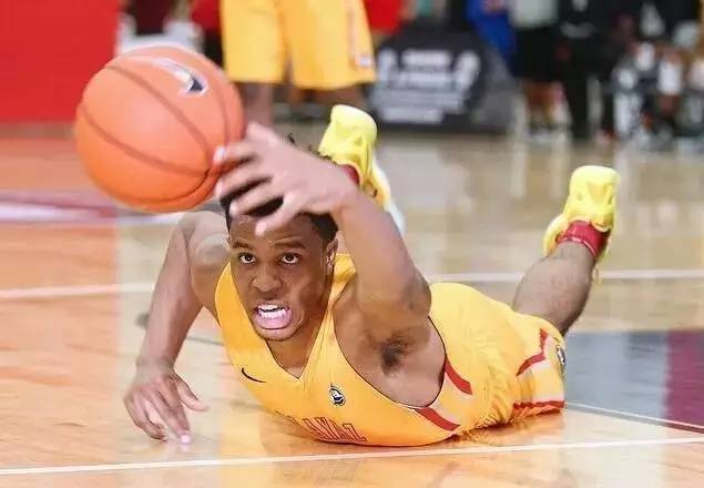 球场上感觉要抽筋如何缓解,打球太激烈小腿肌肉抽筋