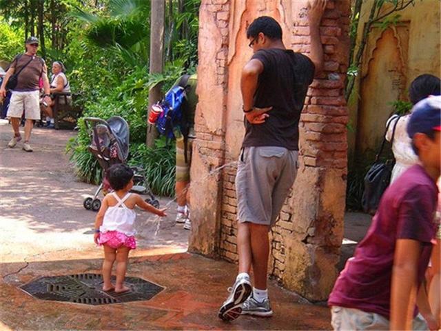 我想，把同桌地上的那个小东西拿过来我用