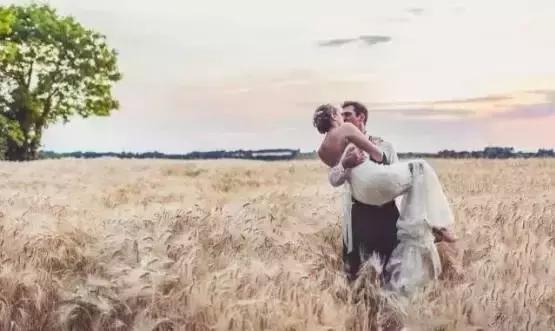 拍婚纱照感觉尴尬怎么办,拍婚纱照时尴尬动作