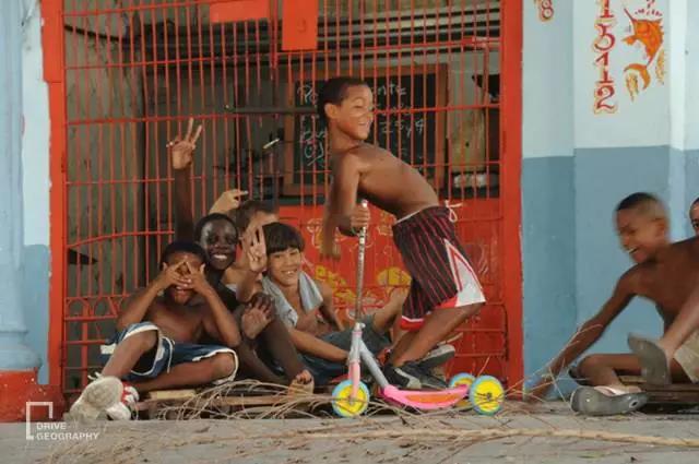 她单枪匹马从杭州出发，开着开着到了非洲腹地