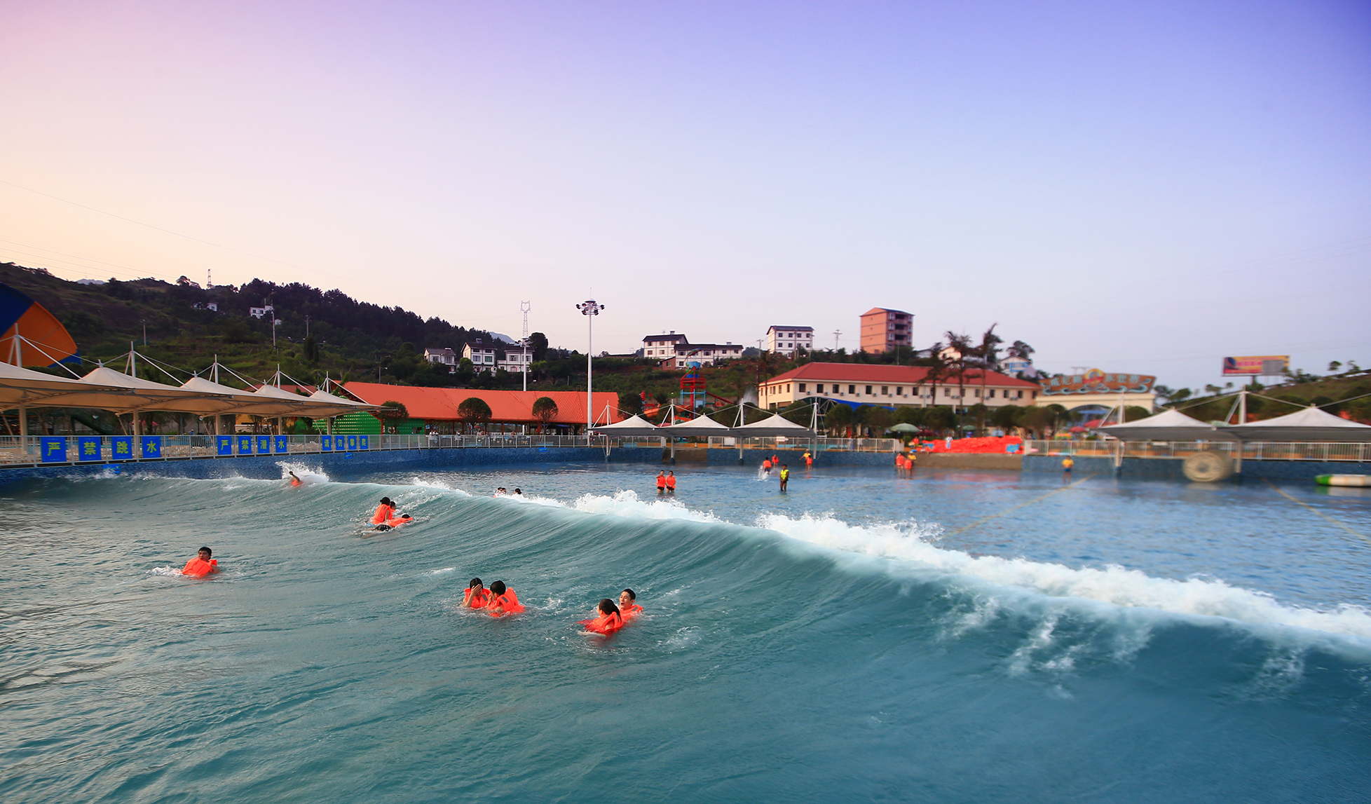 水上乐园夏日清爽视频,水上乐园清凉一夏全场畅玩