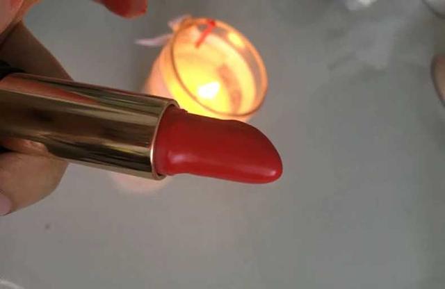 无心弄断女友唇膏，小伙连夜加工瞒天过海