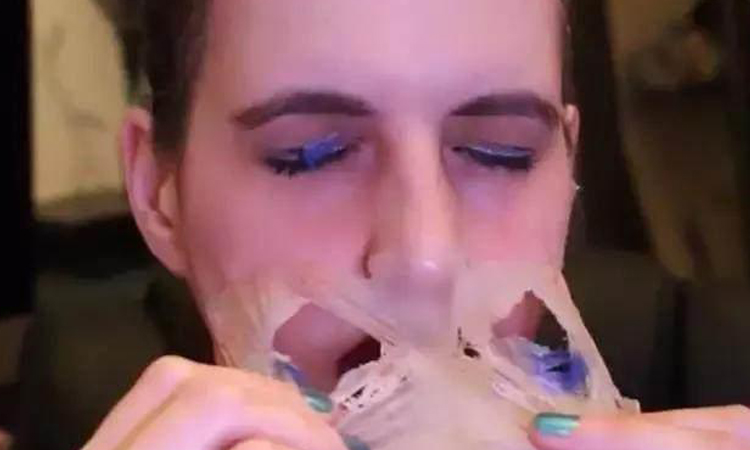妹子用面膜卸妆，网友直叹隔着屏幕都痛！