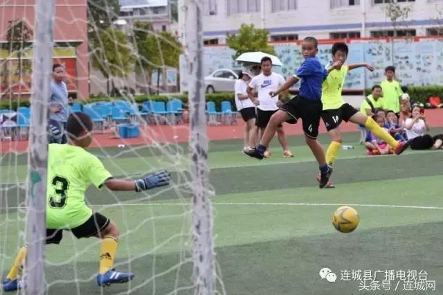 连城实小举办暑期校园足球交流会与厦门思明区小选手切磋球技