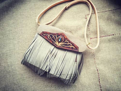 每个女孩子都要有个金锁,每个女孩都会带一个包吗