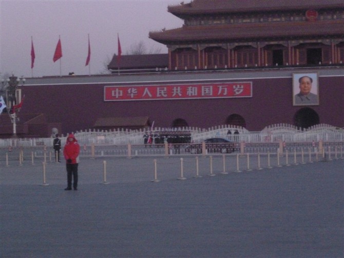 冬天的寒夜里，我们从北京西站走到*安门天**看升*旗国**