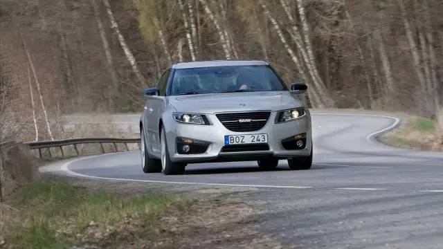 为什么吉利车标很像宾利,宾利车标竟然是不对称的