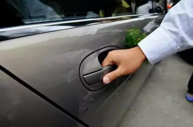 车辆油耗莫名增加,方向盘抖动,其实遇到这种情况自己就能解决!